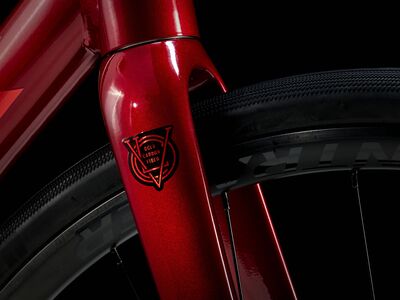 Trek Domane AL 2 Gen 4 Crimson to Dark Carmine Fade click to zoom image